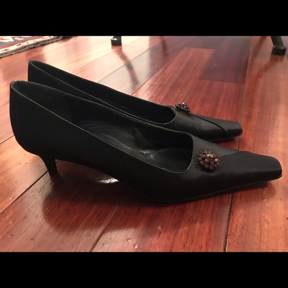 Vintage Vera Wang Satin Square Toe Kitten Heels with Brooch - Picture 6 of 10